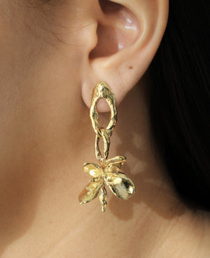 CHUNKY LILIES // Boucles d'oreilles dorées - Bijoux ORA-C - Bijoux faits main par Caroline Pham, designer indépendante basée à Montréal.