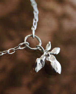 OLEANDER MEDALLION // collier en argent - ORA-C jewelry - bijoux faits à la main par la designer indépendante montréalaise Caroline Pham