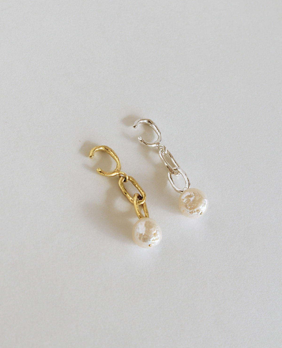 PENDULE // doré oreillette - ORA-C jewelry - bijoux faits à la main par Caroline Pham, designer indépendante basée à Montréal