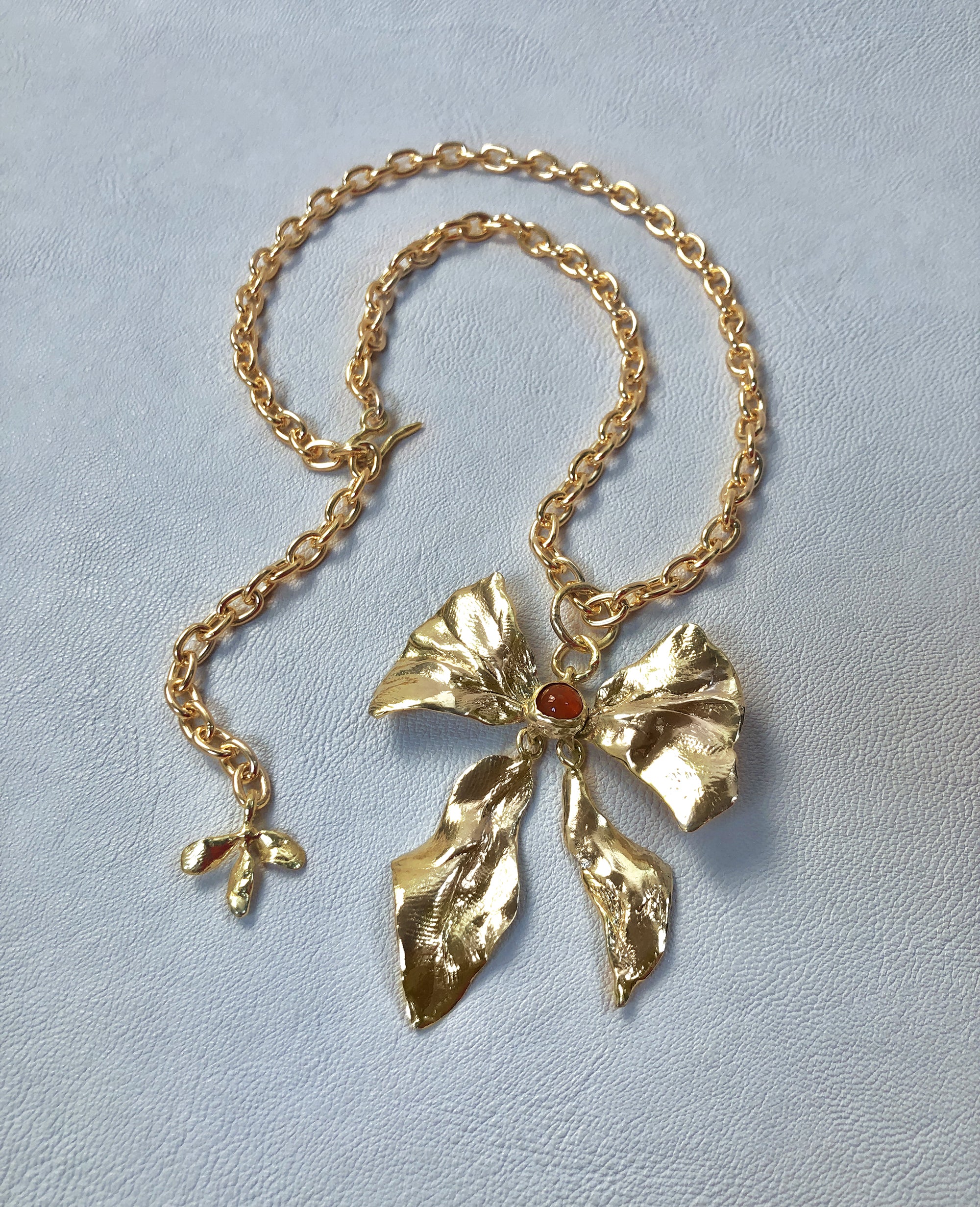 REIGN BOW // collier avec cornaline - ORA-C jewelry - bijoux faits main par Caroline Pham, designer indépendante basée à Montréal