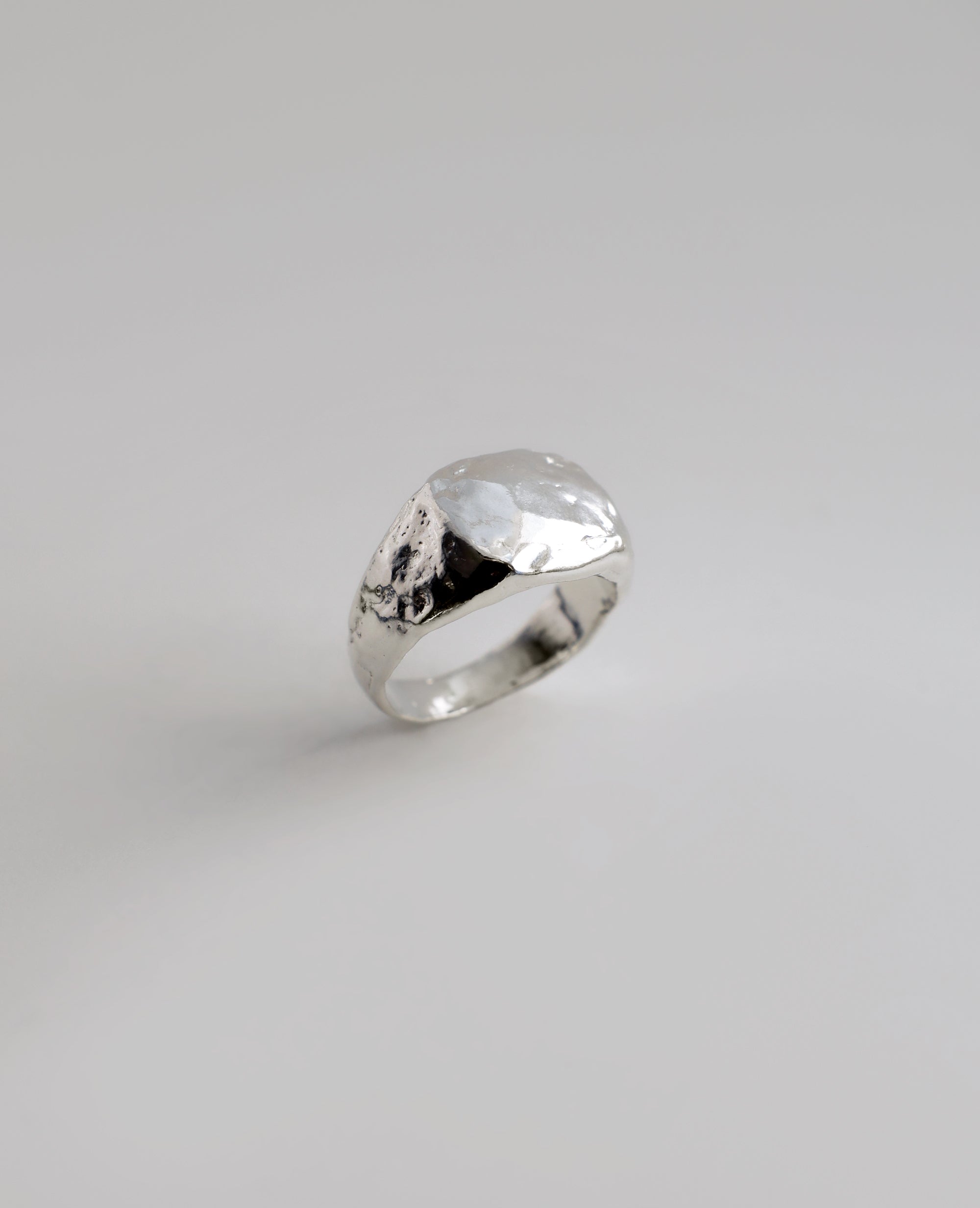 BOULDER SIGNET // bague en argent - ORA-C jewelry - bijoux faits à la main par la designer indépendante montréalaise Caroline Pham