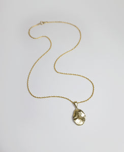 BLOCAGE DES DOIGTS // pendentif doré - ORA-C jewelry - bijoux faits à la main par Caroline Pham, designer indépendante basée à Montréal