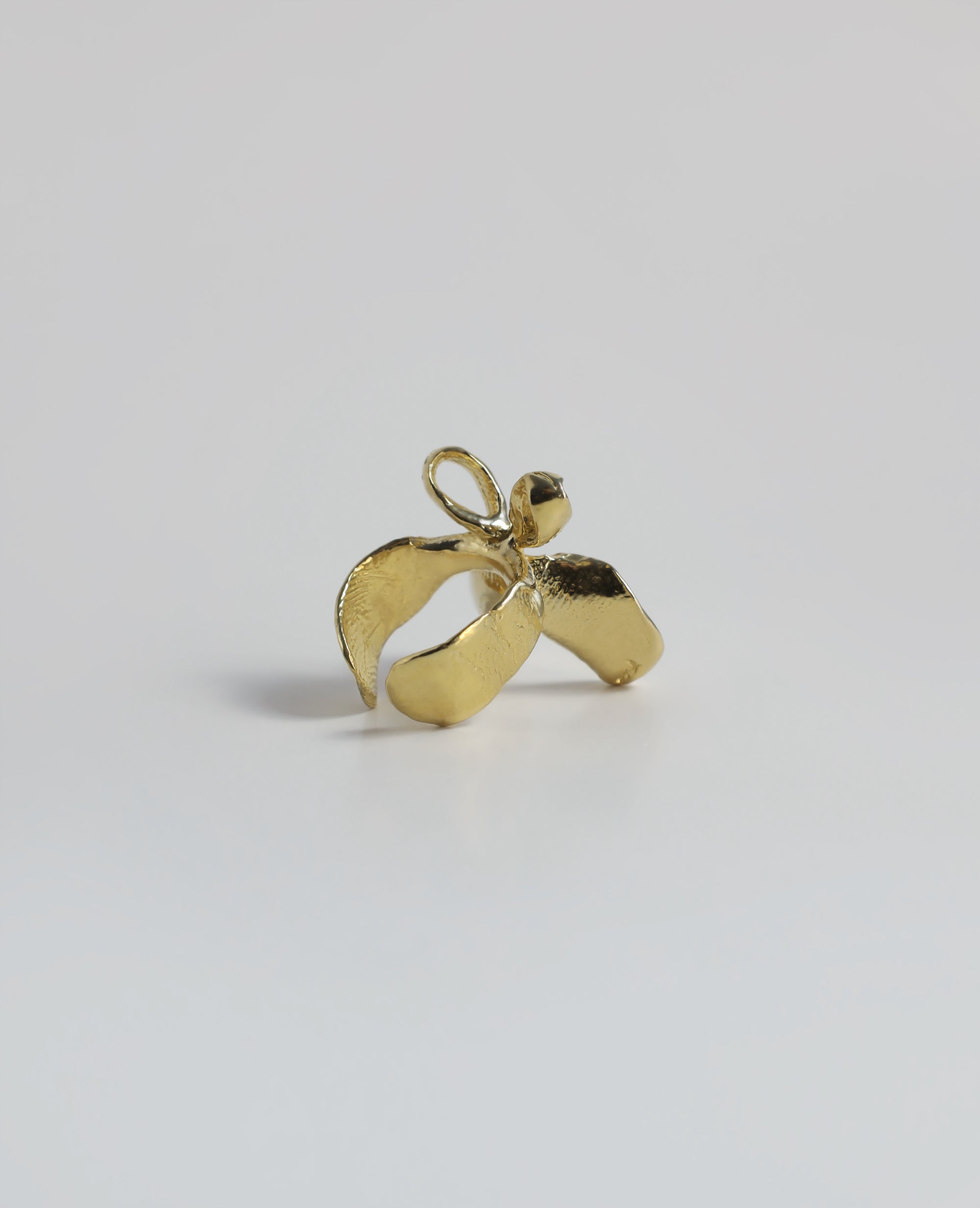 FINGER BOW // bague manchette dorée - ORA-C jewelry - bijoux faits à la main par Caroline Pham, designer indépendante basée à Montréal