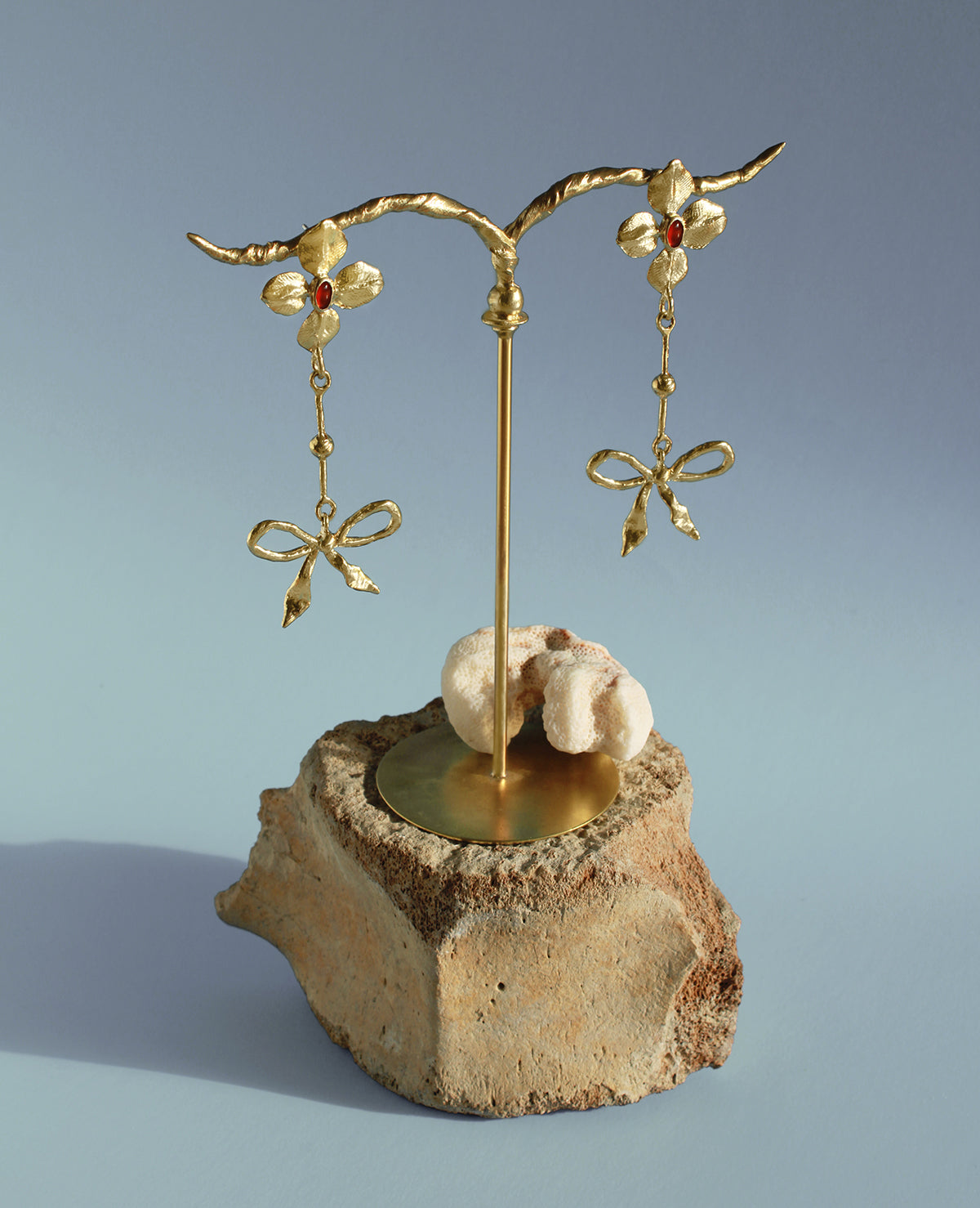 WILLOW BOW // boucles d'oreilles dorées - Bijoux ORA-C - bijoux faits main par la designer indépendante Caroline Pham, basée à Montréal